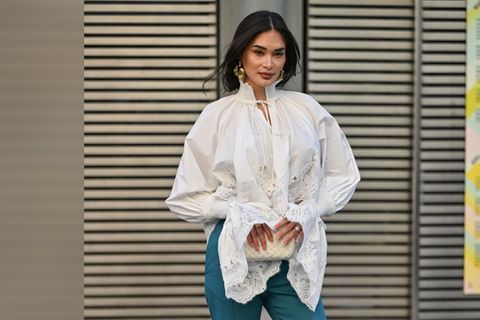 Mit Whimsical-Elementen wie einer weißen Bluse mit Spitzen-Elementen wird jedes Casual-Frühlingsoutfit zu einem echten Hinguck
