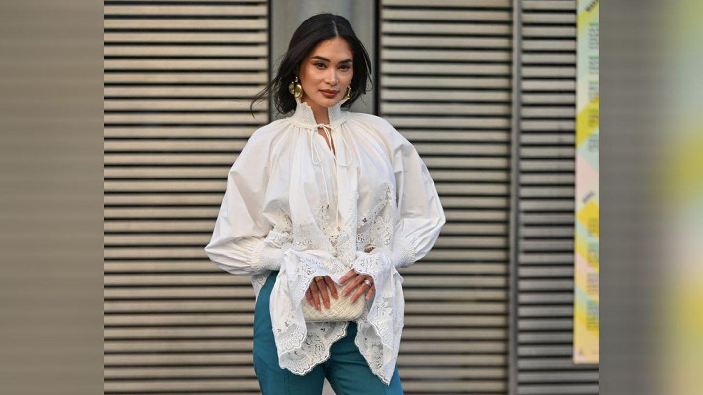 Mit Whimsical-Elementen wie einer weißen Bluse mit Spitzen-Elementen wird jedes Casual-Frühlingsoutfit zu einem echten Hinguck