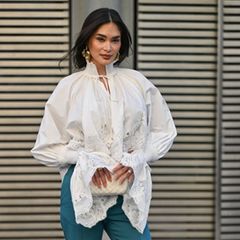 Mit Whimsical-Elementen wie einer weißen Bluse mit Spitzen-Elementen wird jedes Casual-Frühlingsoutfit zu einem echten Hinguck