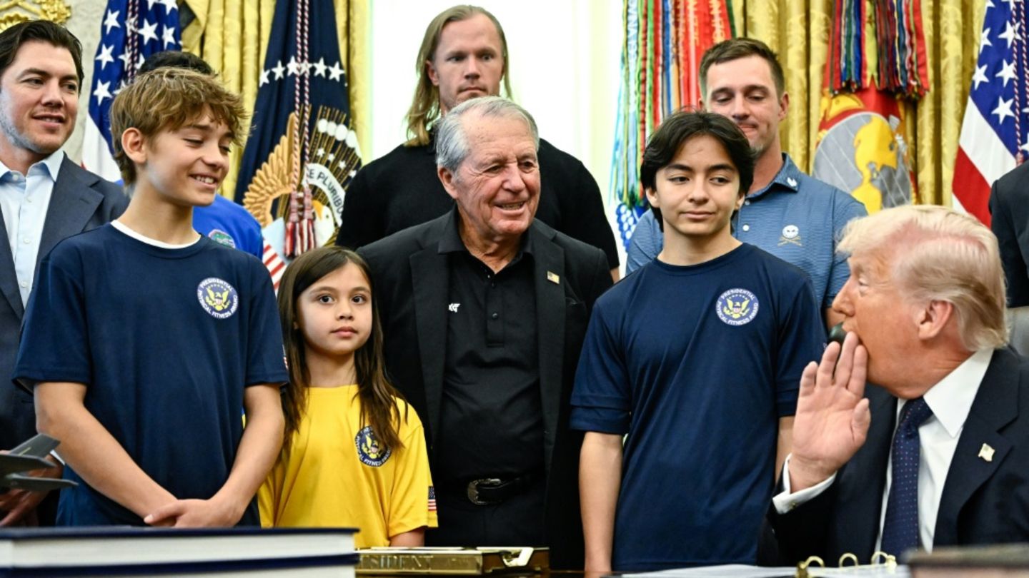 "Eine Minute am Tag": Trump scherzt mit jungen Athleten