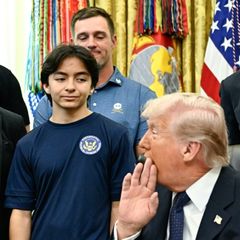 „Eine Minute am Tag“: Donald Trump scherzt mit jungen Athleten