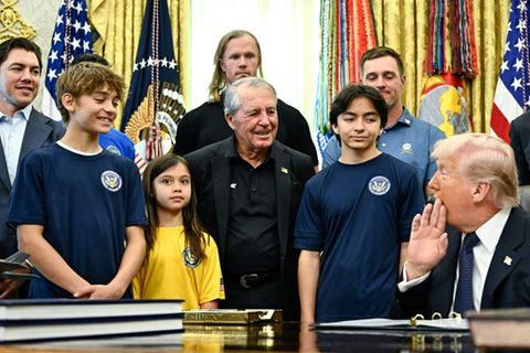 „Eine Minute am Tag“: Donald Trump scherzt mit jungen Athleten
