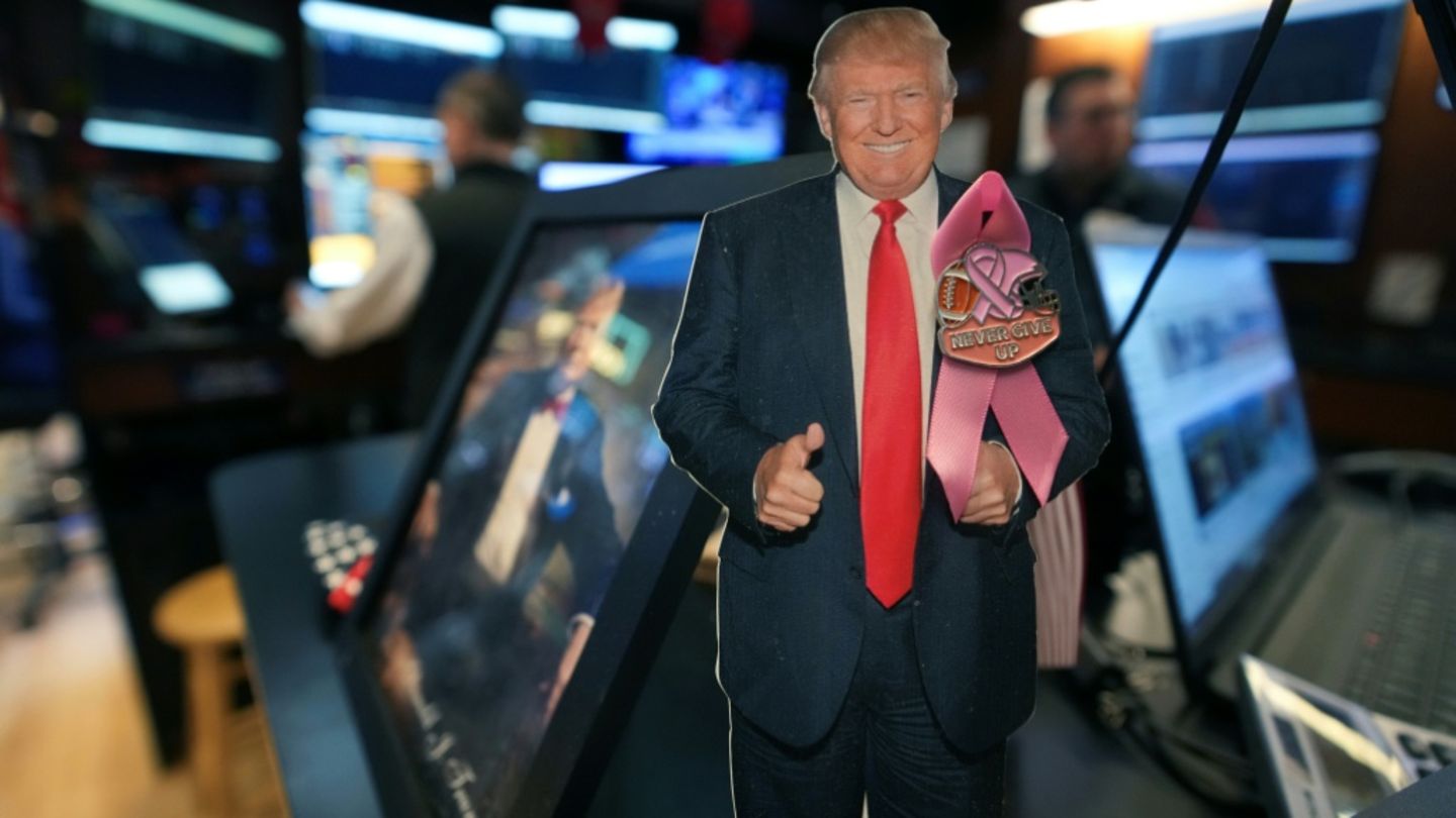Eine Pappfigur von Trump an der Wall Street