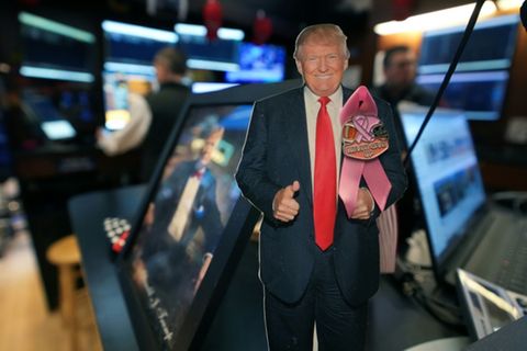 Eine Pappfigur von Trump an der Wall Street