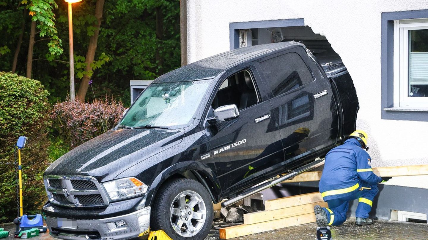 Unfall: Auto durchbricht Hauswand und landet in der Küche