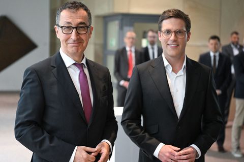 Cem Özdemir (Grüne) und Manuel Hagel (CDU) wollen den Koalitionsvertrag am Mittwoch vorstellen. (Archivbild) Foto: Bernd Weißbro