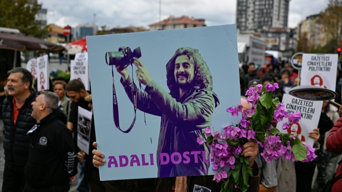 Demonstranten mit Plakat von Hakan Tosun
