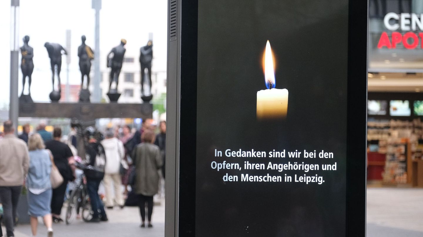 Nach der Amokfahrt in der Fußgängerzone herrschen in Leipzig Trauer und Fassungslosigkeit. Foto: Sebastian Willnow/dpa