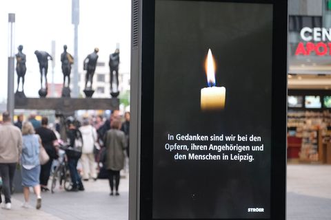 Nach der Amokfahrt in der Fußgängerzone herrschen in Leipzig Trauer und Fassungslosigkeit. Foto: Sebastian Willnow/dpa