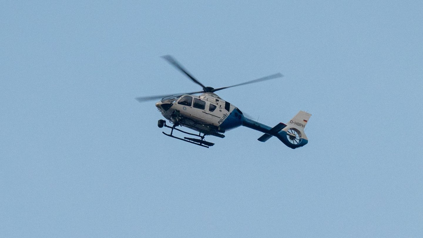 Auch mit einem Hubschrauber hat die Polizei nach dem vermissten 15-Jährigen gesucht. (Symbolbild) Foto: Armin Weigel/dpa