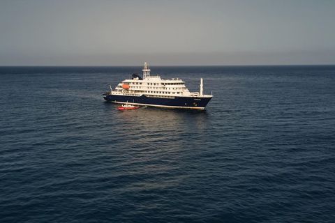 Luftaufnahme des niederländischen Kreuzfahrtschiffs „MV Hondius“, das im Atlantik vor den Kapverden liegt
