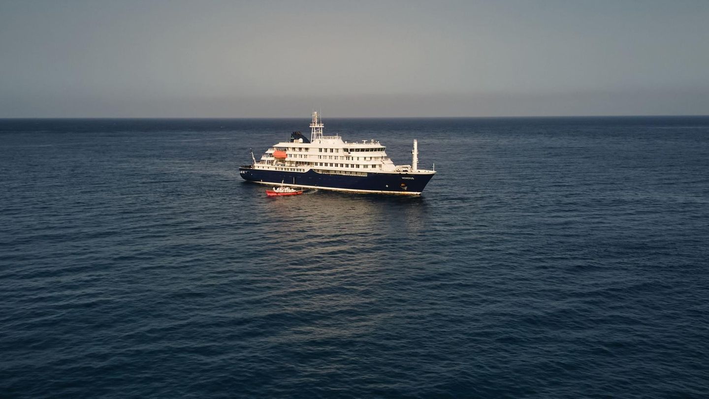 Luftaufnahme des niederländischen Kreuzfahrtschiffs „MV Hondius“, das im Atlantik vor den Kapverden liegt