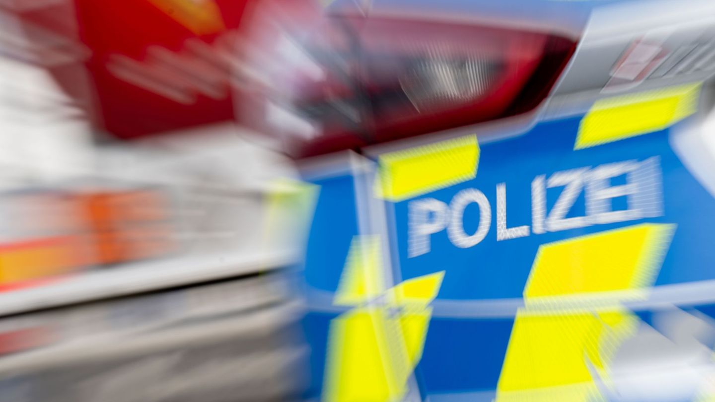 Ein Großaufgebot der Polizei hat in Jena einen 38 Jahre alten Mann überwältigt, der einen Mitbewohner einer Wohngruppe bedroht h