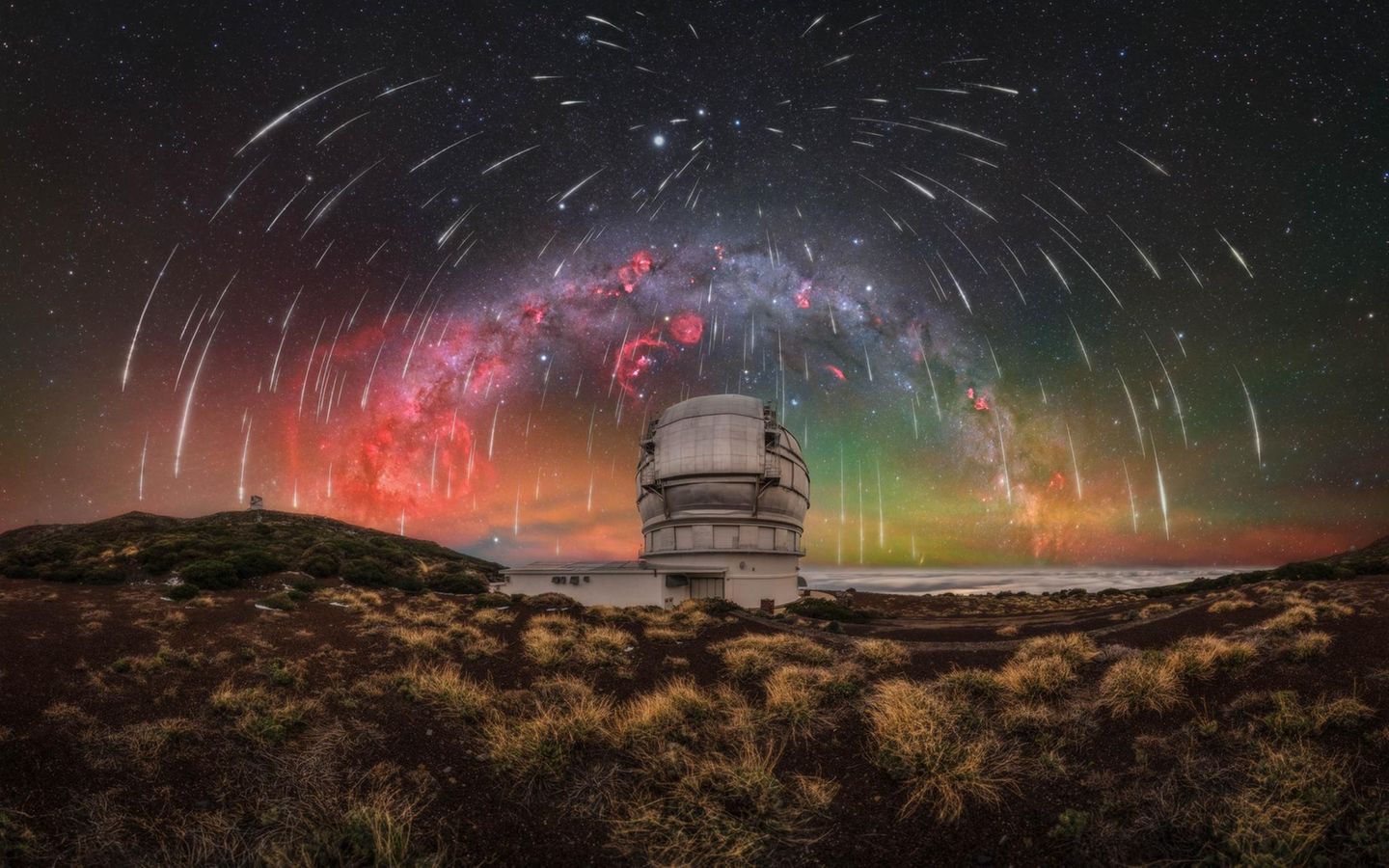 Das Gran Telescopio Canarias steht im Dezember 2025 selbst im Zentrum einer Himmelsaufnahme, als der Meteorschauer der Geminiden über dem größten optischen Teleskop der Welt niederzugehen scheint. Für das spektakuläre Panorama kombinierte Uroš Fink mehrere Aufnahmen.