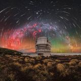 Das Gran Telescopio Canarias steht im Dezember 2025 selbst im Zentrum einer Himmelsaufnahme, als der Meteorschauer der Geminiden über dem größten optischen Teleskop der Welt niederzugehen scheint. Für das spektakuläre Panorama kombinierte Uroš Fink mehrere Aufnahmen.