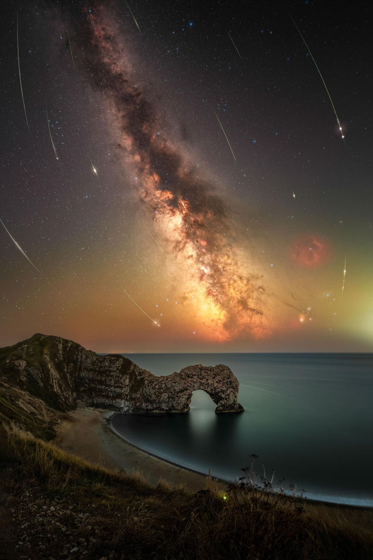Da die Astrofotografie immer beliebter wird, drohen malerische Kulissen wie der Kalksteinbogen von Durdle Door an der englischen Küste auch nachts überrannt zu werden. Um die Schönheit der Natur und das Ökosystem vor Ort zu schützen, fordert der Fotograf Josh Dury Zugangsbeschränkungen für Welterbe-Stätten.
