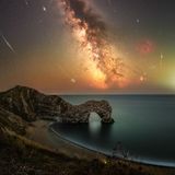 Da die Astrofotografie immer beliebter wird, drohen malerische Kulissen wie der Kalksteinbogen von Durdle Door an der englischen Küste auch nachts überrannt zu werden. Um die Schönheit der Natur und das Ökosystem vor Ort zu schützen, fordert der Fotograf Josh Dury Zugangsbeschränkungen für Welterbe-Stätten.