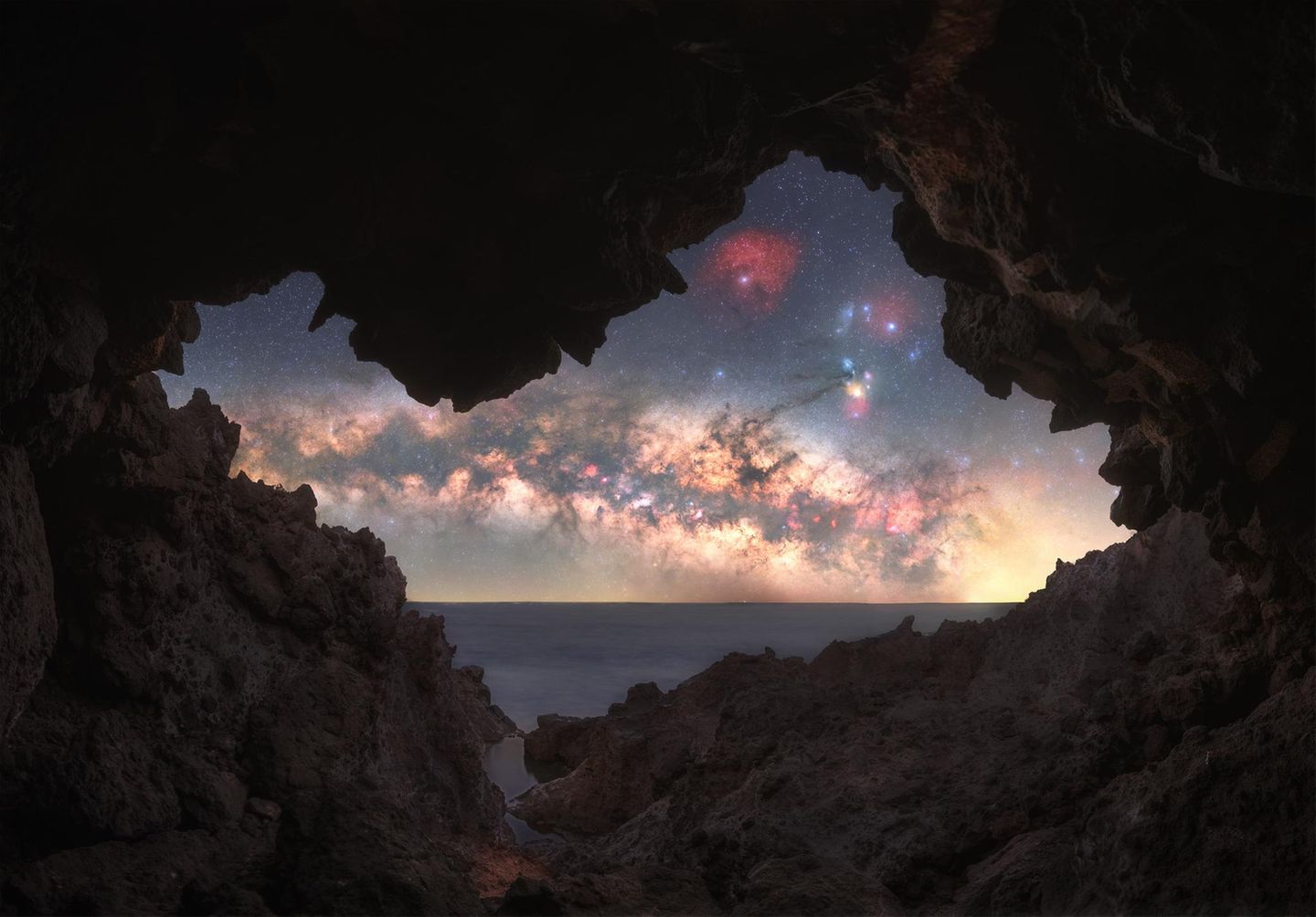 Stundenlang kraxelte Anastasia Gulova über die Klippen Teneriffas, bis sie diese Höhle fand – den perfekten Rahmen für das Band der Milchstraße, das sich in der Abenddämmerung über den Horizont erhebt. Für dieses Bild kombinierte sie Aufnahmen mit verschiedenen Fokusebenen für eine gestochen scharfe Komposition. Sie sagt: „Letztendlich spiegelt das Ergebnis nicht nur die Szene selbst wieder, sondern auch die Beharrlichkeit und Erfahrung, die dahinter stehen.“.