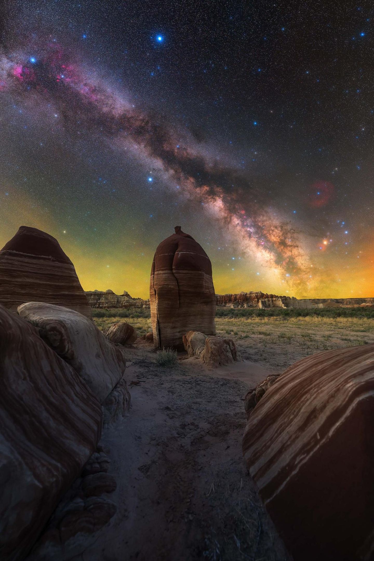 Bei Tag bilden die gebänderten Steinformationen des Hopi-Reservats in Nordarizona eine eindrucksvolle Kulisse. Bei Nacht wirken sie winzig angesichts der Galaxie, die sie überspannt. „Was mich an der Milchstraße anzieht, ist ihre Fähigkeit, Neugier zu wecken“, sagt Fotograf Andrew Imhoff. Wer seine Bilder bewundert, spürt seine Faszination für eine Welt, die unvorstellbar fern ist und doch zum Greifen nah scheint.