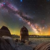 Bei Tag bilden die gebänderten Steinformationen des Hopi-Reservats in Nordarizona eine eindrucksvolle Kulisse. Bei Nacht wirken sie winzig angesichts der Galaxie, die sie überspannt. „Was mich an der Milchstraße anzieht, ist ihre Fähigkeit, Neugier zu wecken“, sagt Fotograf Andrew Imhoff. Wer seine Bilder bewundert, spürt seine Faszination für eine Welt, die unvorstellbar fern ist und doch zum Greifen nah scheint.