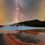 Aus der Erde steigt warmer Dampf, am Himmel funkeln Sterne: Dass er besondere Momente festhält, wusste Baillie Farley, als er die Grand Prismatic Spring fotografierte, eine riesige Thermalquelle im Yellowstone-Nationalpark. „Der sich ständig verändernde Dunst verwandelte die Szenerie von einem Moment zum nächsten“, sagt er. „Kurzzeitig gab er den Blick auf die Sterne frei, verhüllte sie jedoch sofort wieder.“.  