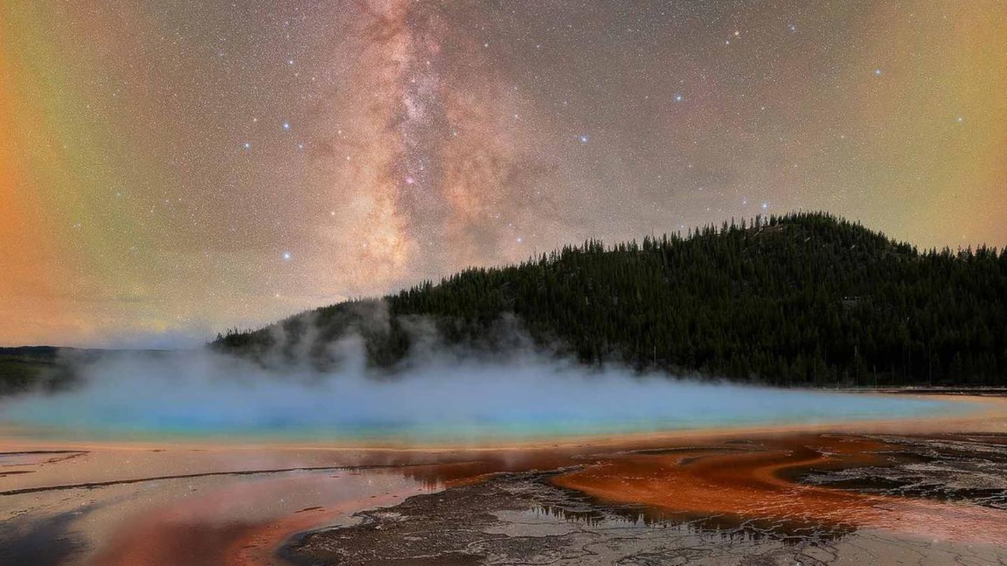 Aus der Erde steigt warmer Dampf, am Himmel funkeln Sterne: Dass er besondere Momente festhält, wusste Baillie Farley, als er die Grand Prismatic Spring fotografierte, eine riesige Thermalquelle im Yellowstone-Nationalpark. „Der sich ständig verändernde Dunst verwandelte die Szenerie von einem Moment zum nächsten“, sagt er. „Kurzzeitig gab er den Blick auf die Sterne frei, verhüllte sie jedoch sofort wieder.“.  