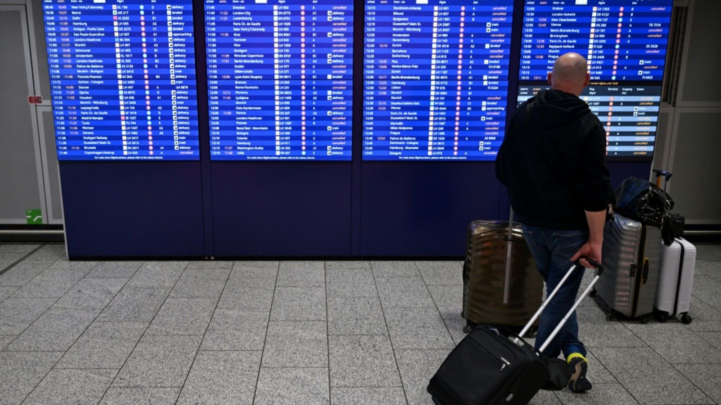 Passagier auf dem Flughafen Frankfurt während eines Streiks