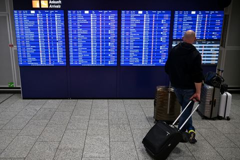 Passagier auf dem Flughafen Frankfurt während eines Streiks