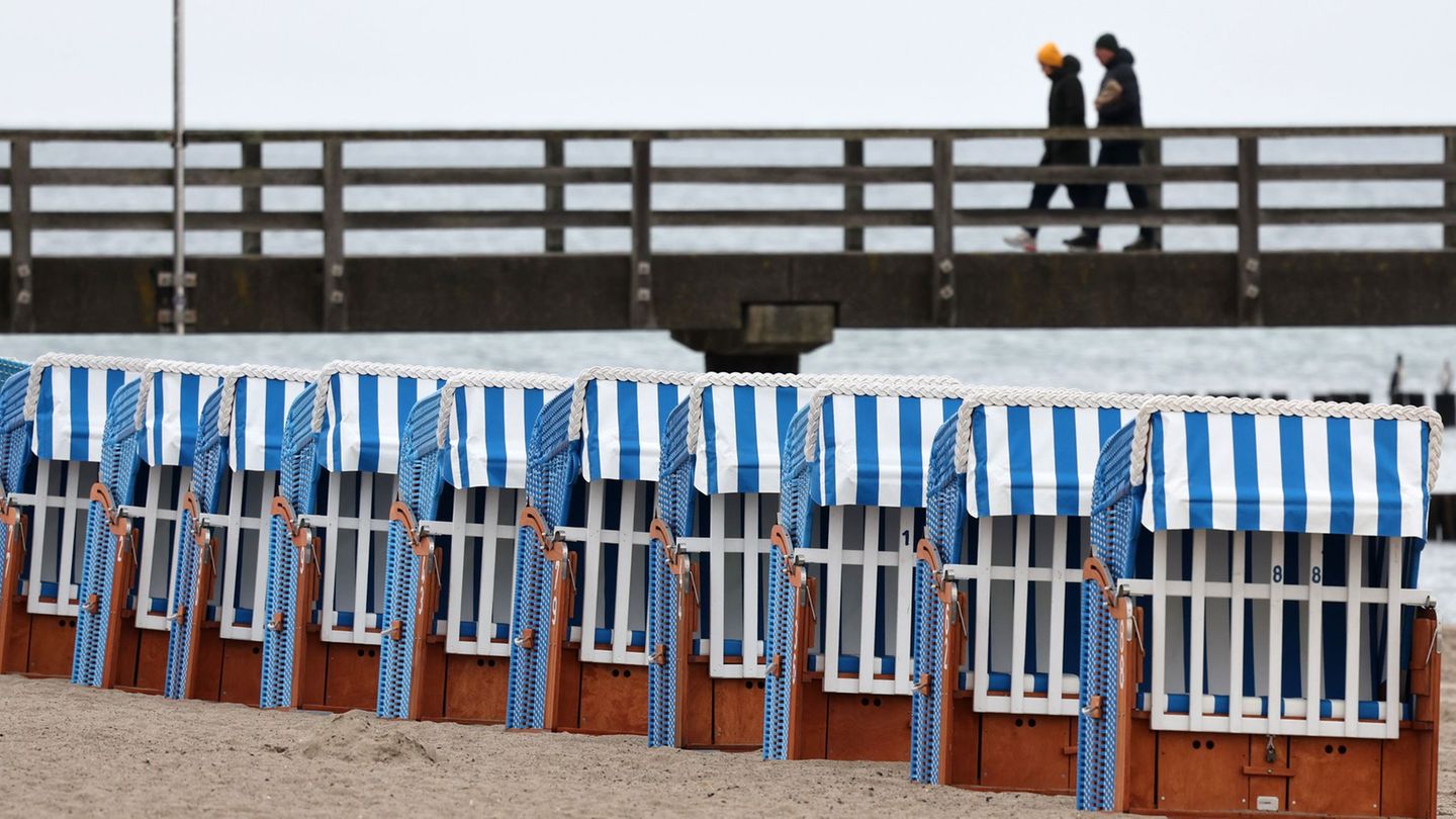 Im Tagesverlauf bleibt es in Mecklenburg-Vorpommern noch bewölkt und regnerisch, dann wird das Wetter stetig angenehmer. (Symbol