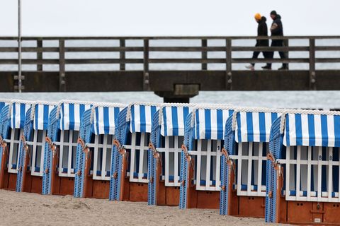 Im Tagesverlauf bleibt es in Mecklenburg-Vorpommern noch bewölkt und regnerisch, dann wird das Wetter stetig angenehmer. (Symbol