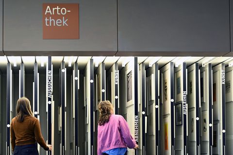 Im Freihandbereich der Artothek der Amerika-Gedenk-Bibliothek kann man sich die Kunst direkt mitnehmen. Foto: Lilli Förter/dpa