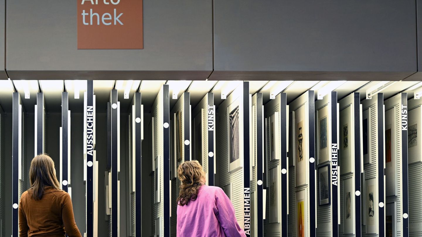 Im Freihandbereich der Artothek der Amerika-Gedenk-Bibliothek kann man sich die Kunst direkt mitnehmen. Foto: Lilli Förter/dpa
