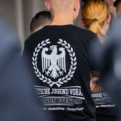 Demoteilnehmer mit „Deutsche Jugend Voran“-Shirt
