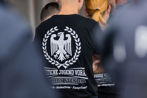 Demoteilnehmer mit „Deutsche Jugend Voran“-Shirt