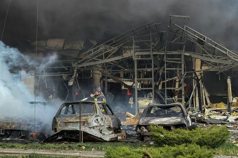 Zerstörung nach russischen Angriffen in der Ukraine