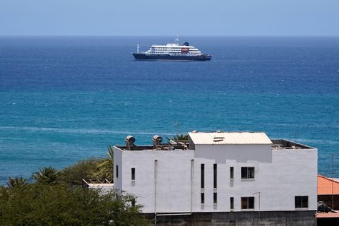 Das betroffene Schiff liegt im Hafen von Praia, Kap Verde. Foto: Arilson Almeida/AP/dpa