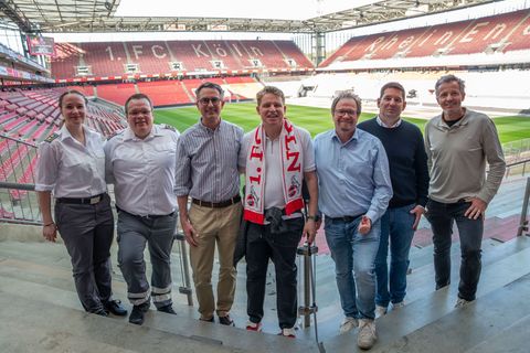 Marc Stentenbach (m, mit Schal) wurde im Stadion das Leben gerettet. Foto: -/1. FC Köln/dpa