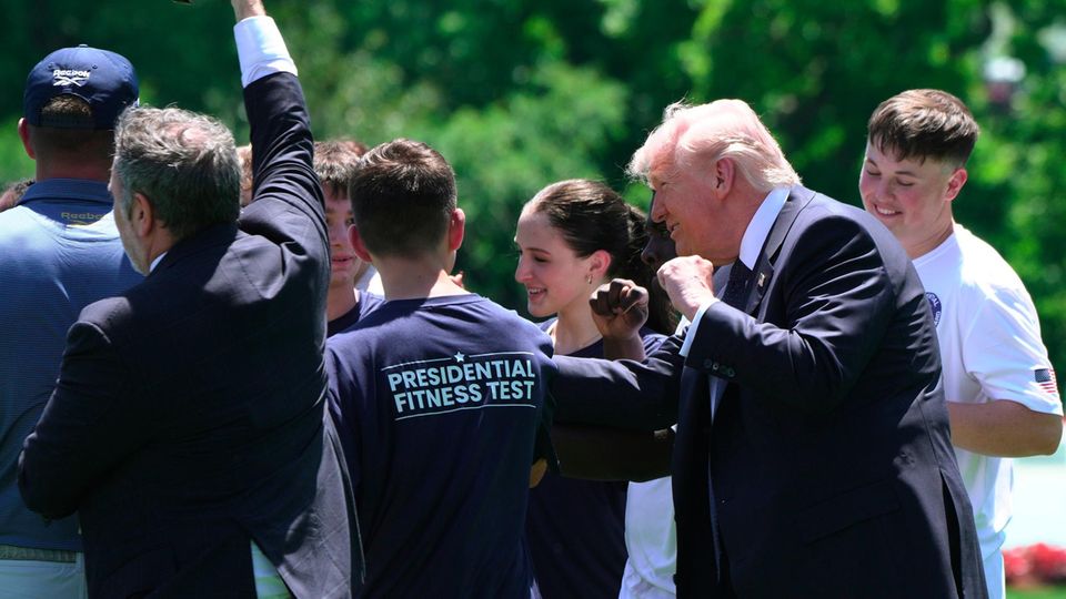 Donald Trump bringt Schülern seinen Tanz bei.