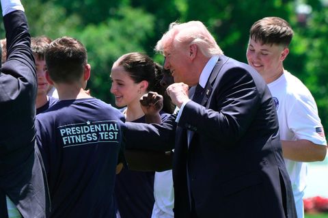 Donald Trump bringt Schülern seinen Tanz bei.