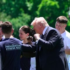 Donald Trump bringt Schülern seinen Tanz bei.