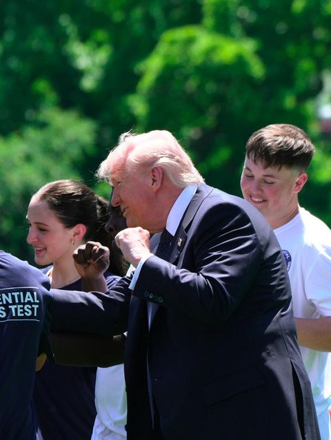 Donald Trump bringt Schülern seinen Tanz bei.