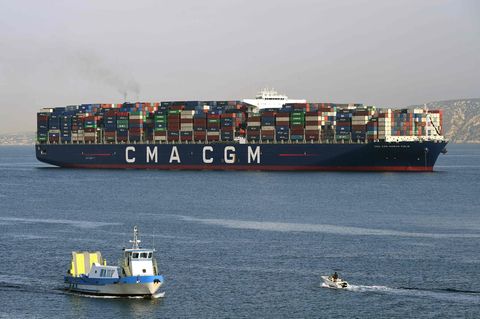 Ein von der französischen Reederei CMA CGM betriebenes Containerschiff (Archivbild)