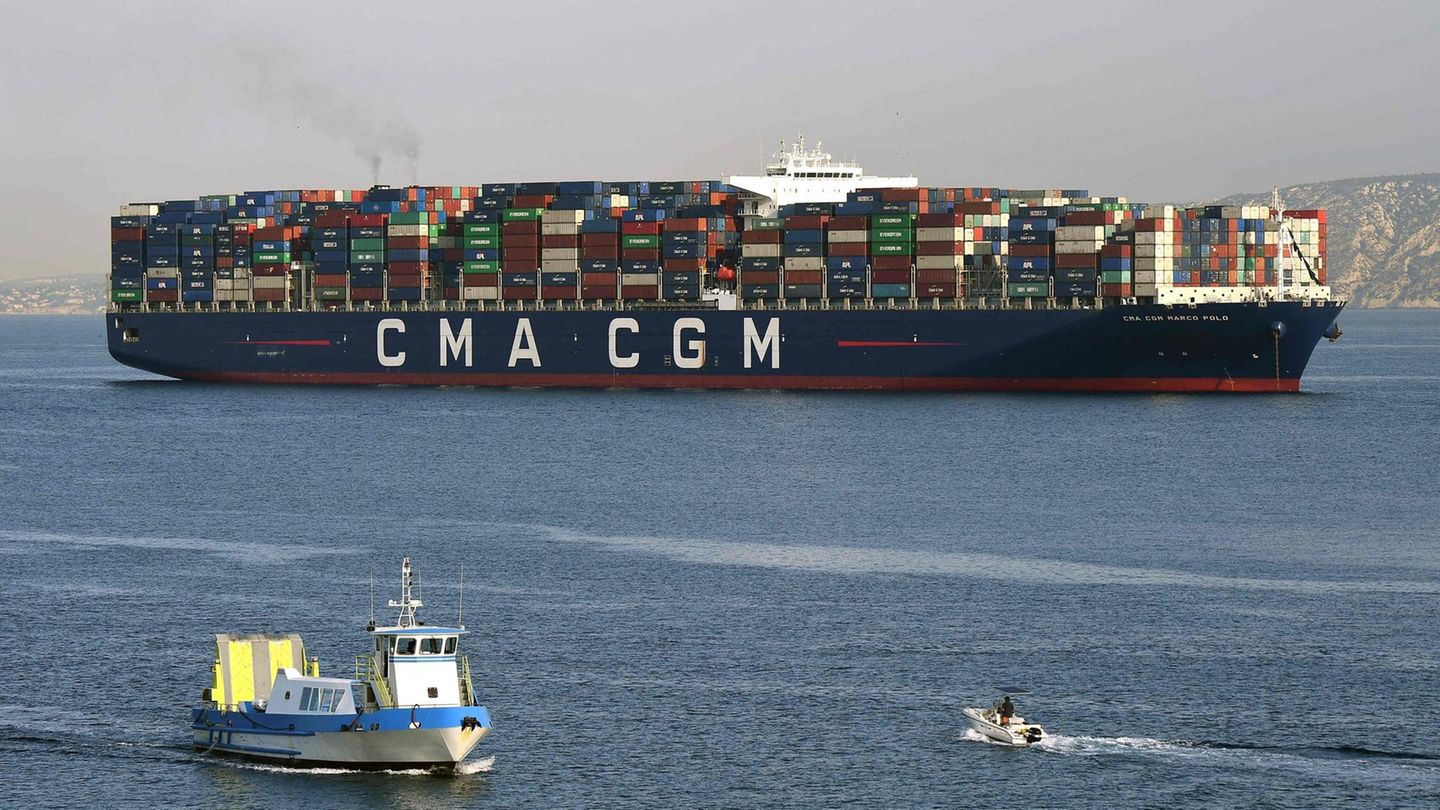 Ein von der französischen Reederei CMA CGM betriebenes Containerschiff (Archivbild)