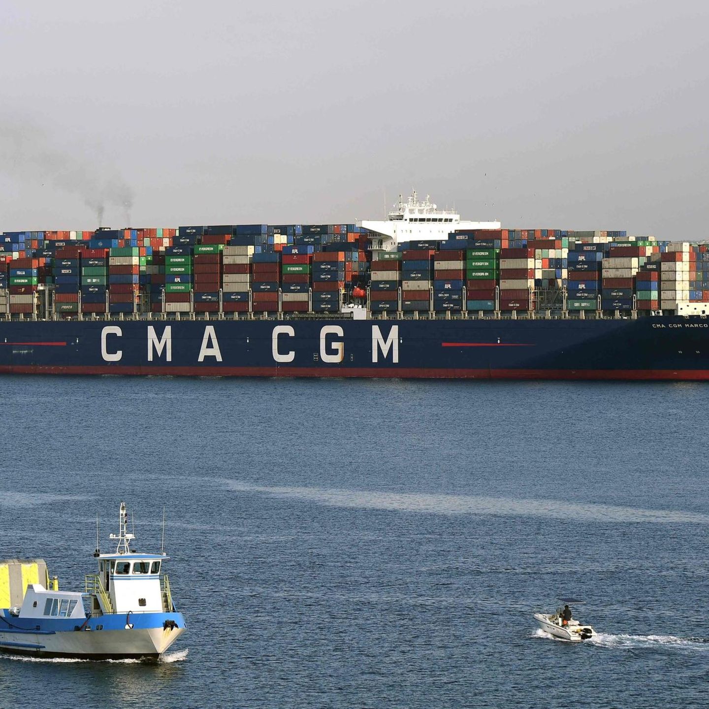 Ein von der französischen Reederei CMA CGM betriebenes Containerschiff (Archivbild)