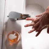 Bakteriengemeinschaft  Auf der Handoberfläche befinden sich mehr Bakterien als auf einem WC‑Sitz. Das ist nicht unbedingt bedenklich. Eine Haut ohne Bakterien wäre vollkommen unnatürlich, und Pilze hätten ein leichtes Spiel. Daher empfiehlt es sich auch nicht, die Hände im Alltag ständig zu desinfizieren. Sinnvoll ist gründliches Händewaschen hingegen dann, bevor man Speisen anfasst oder auf Menschen mit einem geschwächten Immunsystem trifft. Besonders viele (Krankheits‑)Keime befinden sich meist auf Dingen, die besonders viele Menschen mit ihren Händen anfassen, etwa Lichtschalter, Haltegriffe im ÖPNV oder Aufzugsknöpfe. 