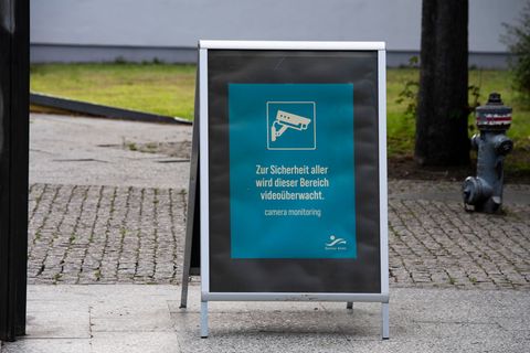 Gericht: Videokameras und Ausweiskontrollen an Berliner Bädern verstoßen nicht gegen den Datenschutz. (Archivbild) Foto: Paul Zi