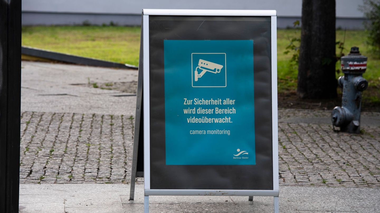 Gericht: Videokameras und Ausweiskontrollen an Berliner Bädern verstoßen nicht gegen den Datenschutz. (Archivbild) Foto: Paul Zi