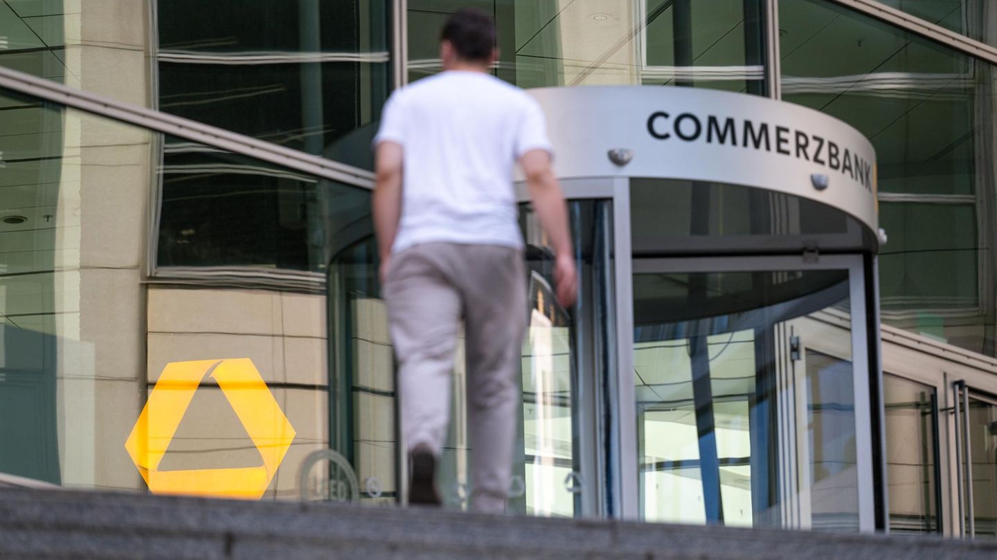 Der Schriftzug Commerzbank und das Logo sind am Hauptsitz der Bank zu sehen