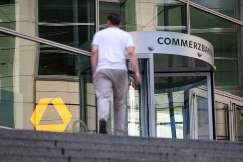 Der Schriftzug Commerzbank und das Logo sind am Hauptsitz der Bank zu sehen