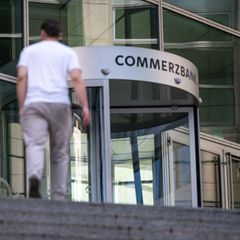 Der Schriftzug Commerzbank und das Logo sind am Hauptsitz der Bank zu sehen